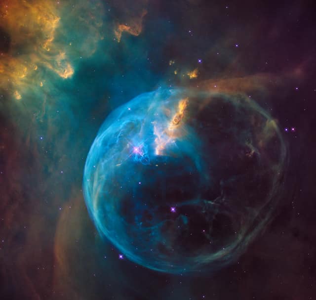Uzayda parlayan bir nebula