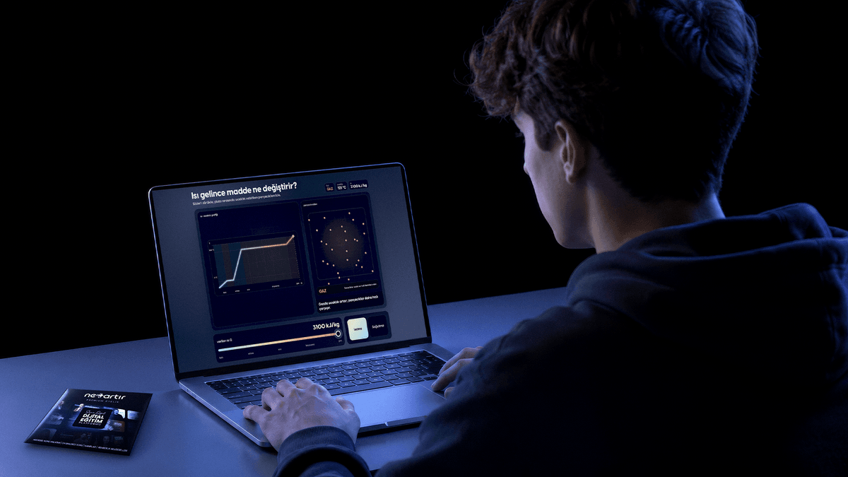Evde laptop başında interaktif simülasyonla çalışan öğrenci