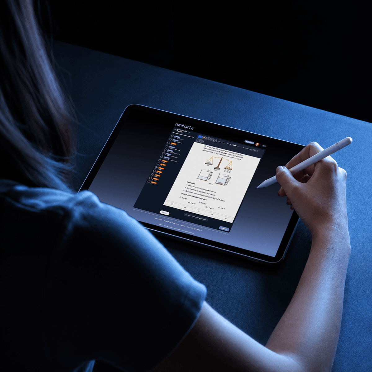 Tablette kalemle NetArtır sorusu çözen öğrenci